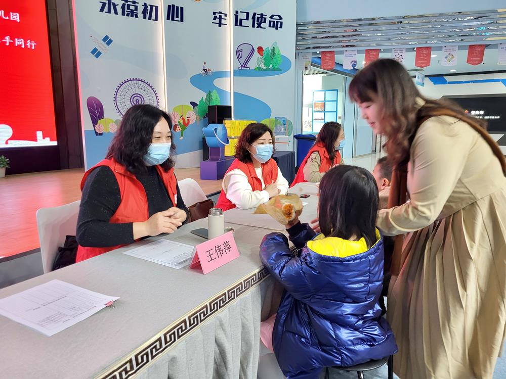 幸福家園 攜手同行——記新馨花園幼兒園黨支部教育益家黨員服務(wù)長廊公益咨詢活動